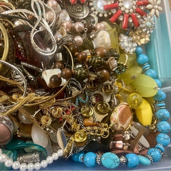 3 LB Vintage Estate Costume Jewelry lots~ Signed And Unsigned mostly Wearable - Picture 5 of 11